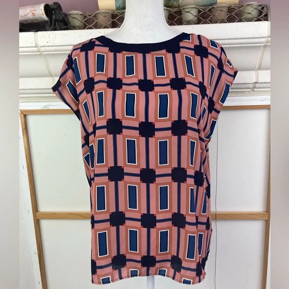 NWOT beautiful blouse unique colors, knit collar, deco pattern, cap sleeves